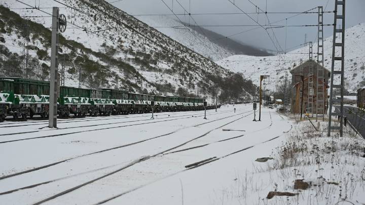 El tiempo invernal llega a la Península: la nieve y el hielo obligan a cortar carreteras en el norte