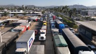 Transportistas realizan bloqueos para exigir  localización de su compañero