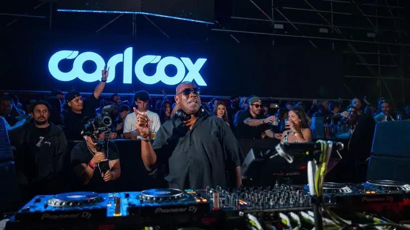 El retorno de la leyenda: Carl Cox despidió el atardecer con un set que fusionó house y techno