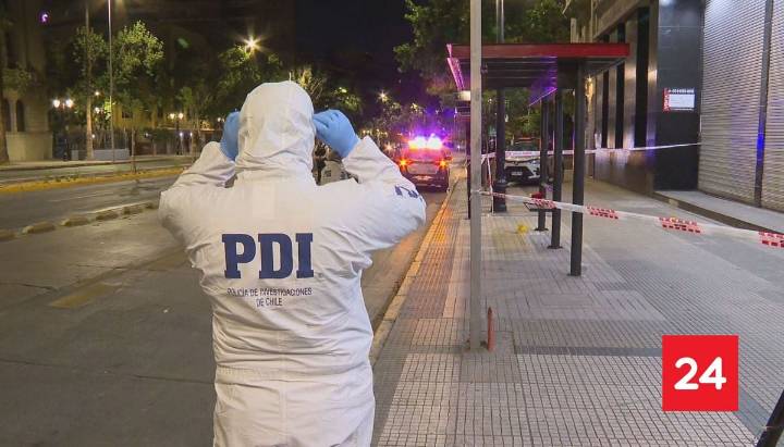 PDI baleó a delincuente que lo asaltó en paradero de Alameda: lo amenazó con arma blanca