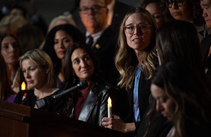 Víctimas de Epstein celebran ley clave 