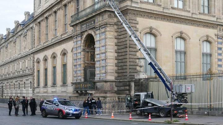 Robo de joyas en el Louvre: dos detenidos imputados y tres liberados