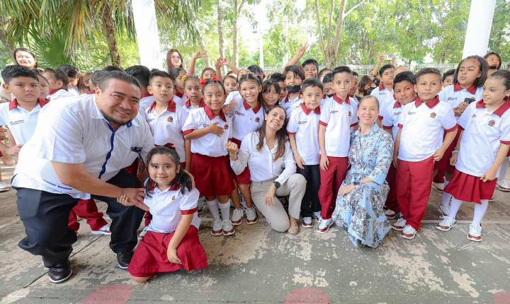 Junto a alumnos, Ana Paty Peralta celebra 123 aniversario de creación del territorio de Quintana Roo