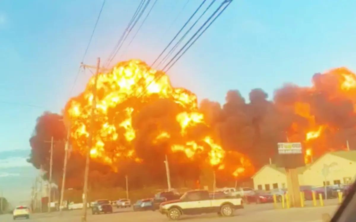 Un avión de carga se estrella y explota en Kentucky, EE. UU.