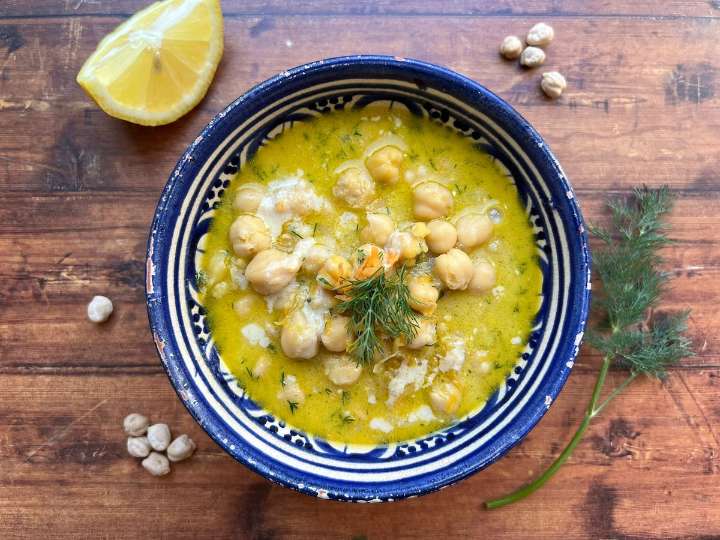 Sopa griega de garbanzos y limón en receta tradicional o rápida