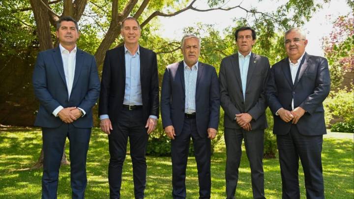 Diego Santilli viajó a Mendoza: foto con cuatro gobernadores y luz verde a préstamo por u$s75 millones