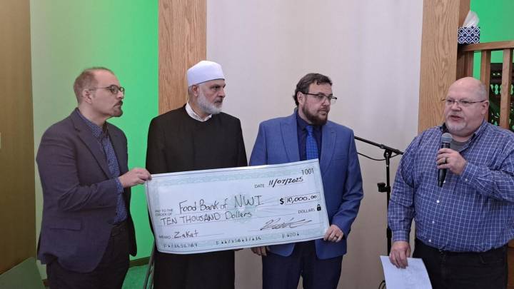 NWI Islamic Center donates $10,000 to food bank