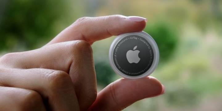 La nueva función que tiene el AirTag de Apple para evitar que los viajeros pierdan su equipaje en un vuelo