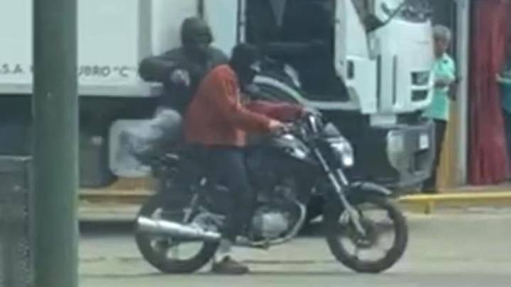 Motochorros asaltaron a repartidor de comestibles