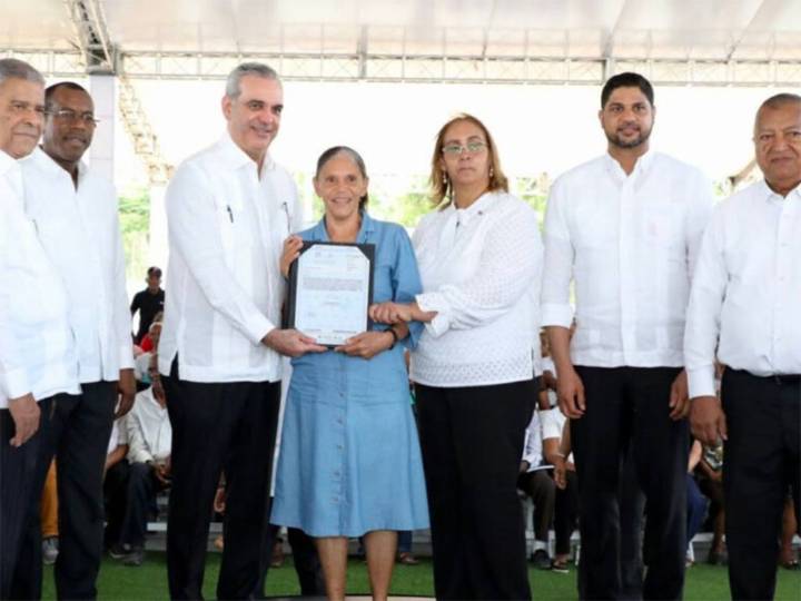 Presidente dominicano entrega hospital y carretera en San Cristóbal