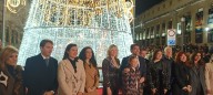 Alicante enciende la Navidad ante más de 4.000 personas con 2,6 millones de luces, un gran árbol y adornos renovados