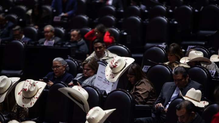 Carlos Manzo: Diputados le Rinden Homenaje con Sombreros y el INE Guarda Minuto de Silencio