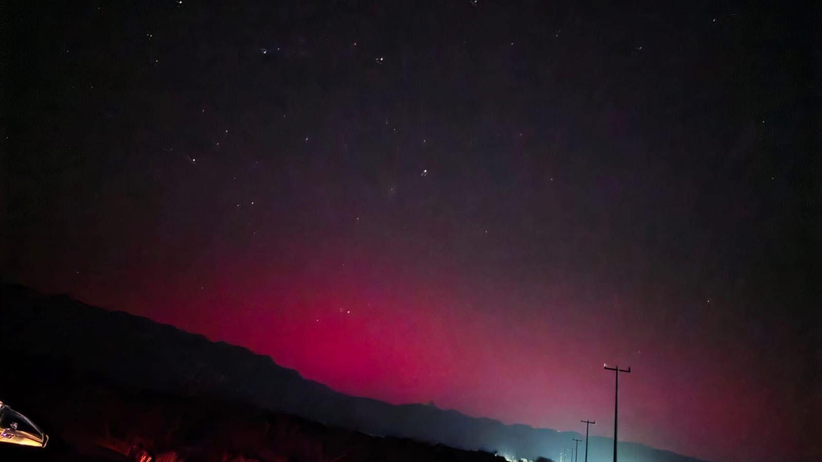 Auroras boreales tiñen de rosa el cielo de García
