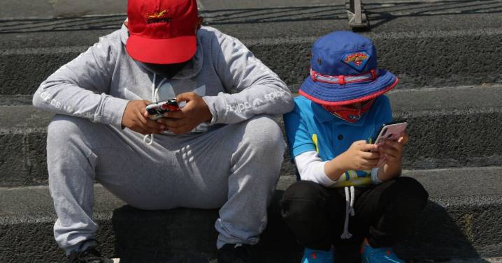 ¿A qué edad los niños y niñas pueden tener su primer celular? Este dice la ciencia