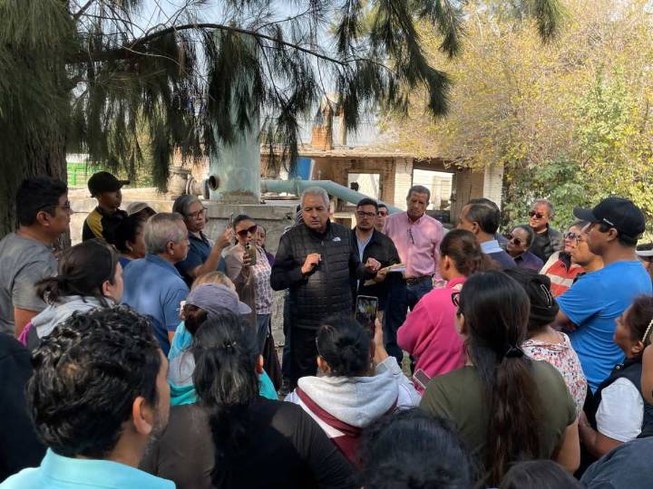 Director general de Interapas atiende a vecinos de Las Mercedes, en Villa de Pozos