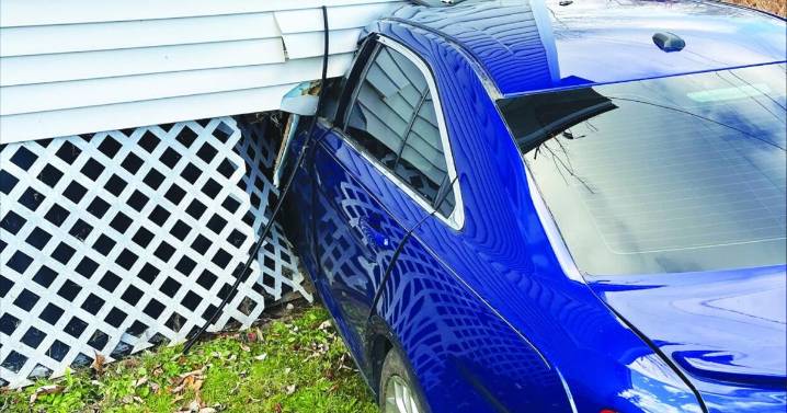 Teen flees police, crashes into unoccupied New Hampton house