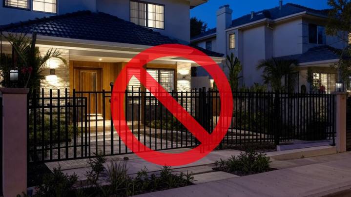 Las puertas de reja ya no se usan en el frente de casa: la tendencia que las reemplaza por seguridad y estilo