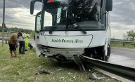 Un micro con pasajeros despistó en la subida a la Autopista La Plata y provocó demoras
