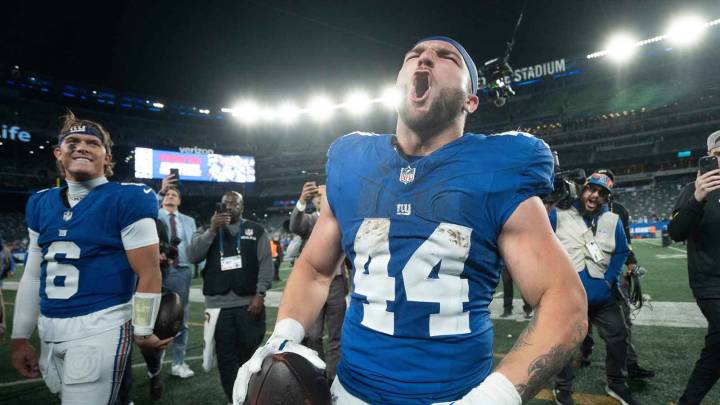 Did Cam Skattebo just shotgun a drink out of a cleat?