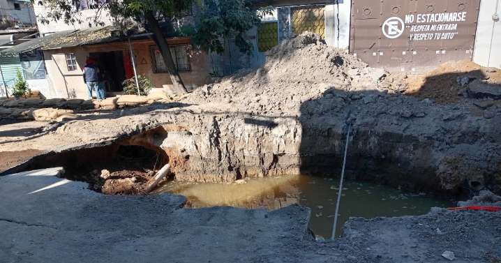 ¡Socavón ya cumplió un mes en Iztapalapa! Mide 8 metros y siguen sin repararlo