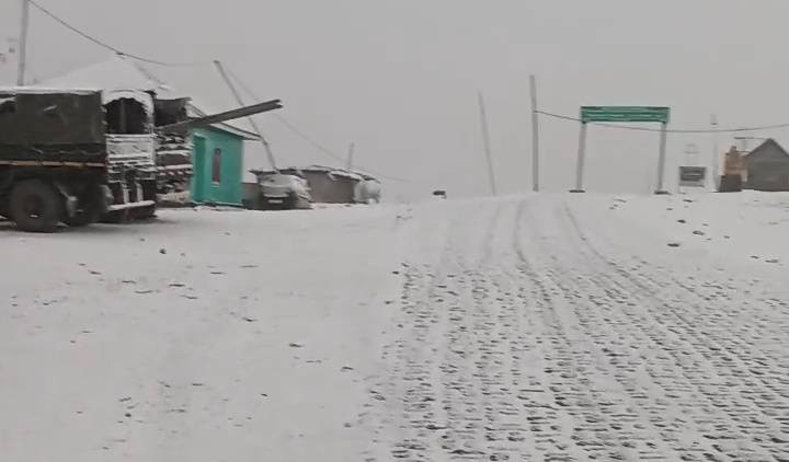Vehicular Movement Suspended on 86 Km Bandipora–Gurez Road After Fresh Snowfall