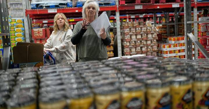 Los efectos del cierre federal persisten mientras las familias se preparan para Acción de Gracias