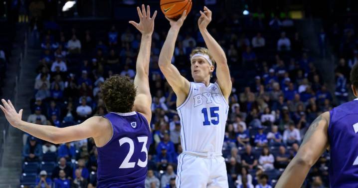 Richie Saunders scores 20 to lead No. 8 BYU to 98-53 victory over Holy Cross