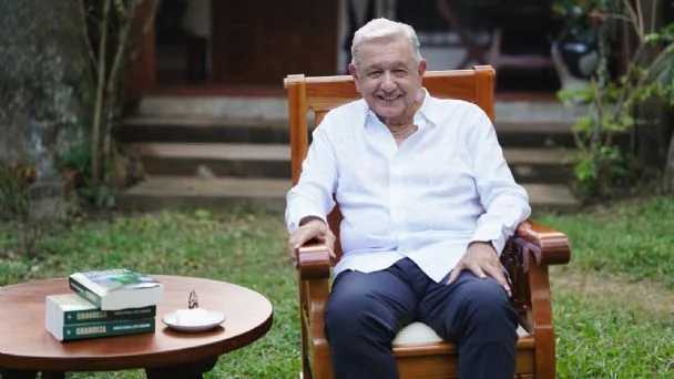 Reaparece Andrés Manuel López Obrador para presentar su nuevo libro ‘Grandeza’