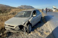 Sale del camino, intenta reincorporarse y choca en Ramos; tráiler queda atorado al evadir el accidente