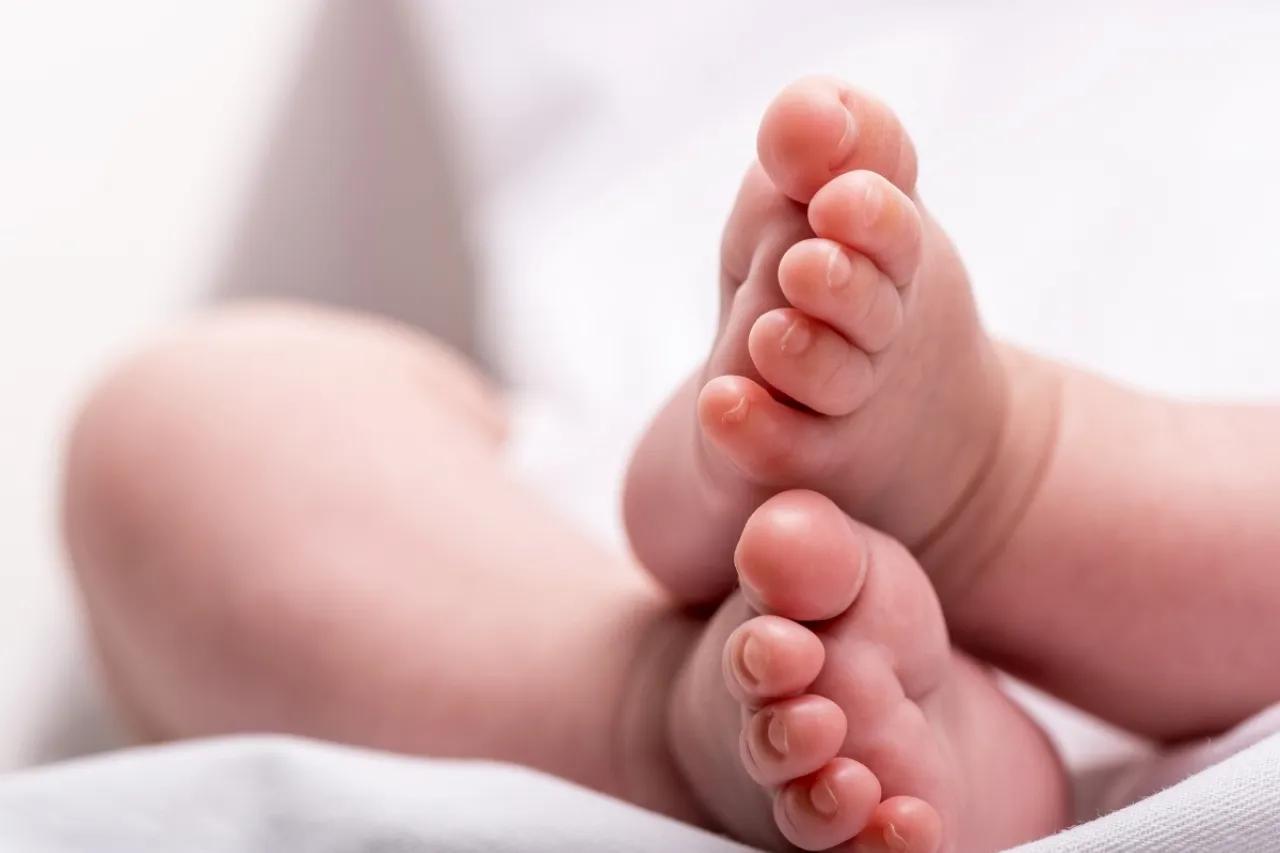 Desgarrador: Joven abandona a bebé dentro de llanta