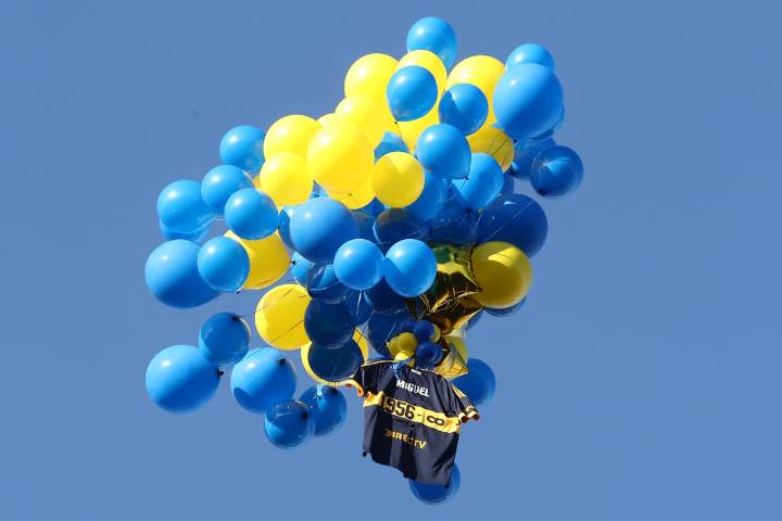 FOTO. Camiseta de Boca Juniors lanzada al cielo en homenaje a Miguel Ángel Russo aparece a más de 100 kilómetros de La Bombonera