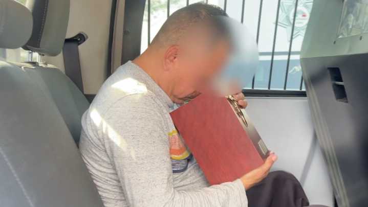 Hombre Pierde Urna con Cenizas de su Madre al Salir de Bar en Monterrey; Policías la Recuperan