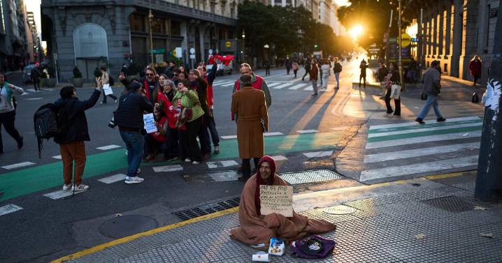 La pobreza en América Latina alcanza su nivel más bajo desde que hay registros, dice la Cepal