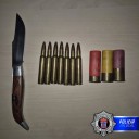 Un conductor da positivo en cocaína y hallan en su coche «polvo blanquecino», cartuchos de rifle y una navaja