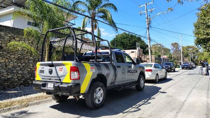 Robo a plena luz del día. Hombres armados irrumpen residencia y asaltan a familia en Santiago, Nuevo León