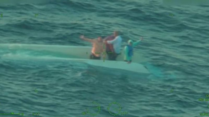 ¿Cómo sobrevivió esta familia 20 horas en un bote volcado? Un superviviente lo explica
