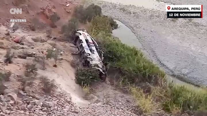 Autobús cae en un abismo y deja decenas de muertos en Perú