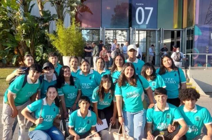 Alumnos de la EFA de Colonia Dora viajaron 24 horas en tren para asistir al Congreso CREA