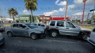 Hombre se queda dormido al volante y choca contra 3 autos en Bulevar Pedro Pérez Ibarra