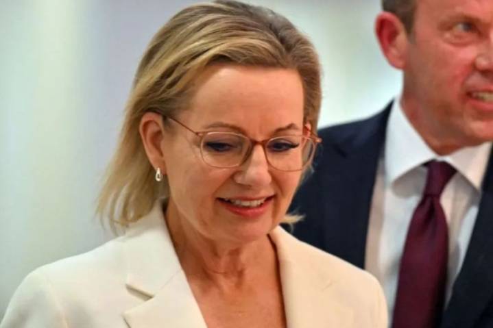 Labor makes hay as Coalition abandons net-zero pledge