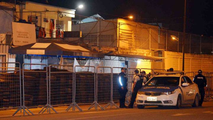 "Se les acabó la fiesta": Ecuador trasladó a los primeros presos a megacárel tipo El Salvador tras nueva masacre carcelaria