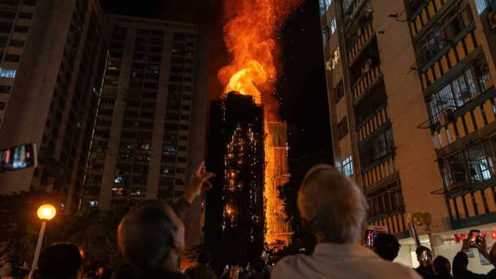Decenas de muertos y casi 300 desaparecidos en el incendio que devoró varios rascacielos en Hong Kong