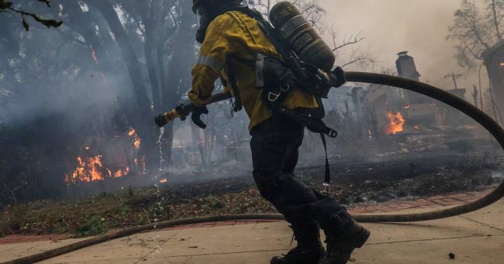Firefighters urged mass Altadena evacuations. It took three hours for command center to act