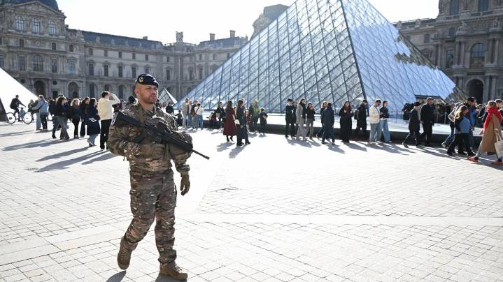 Two new suspects handed preliminary charges in Louvre jewels heist case, Paris prosecutor says