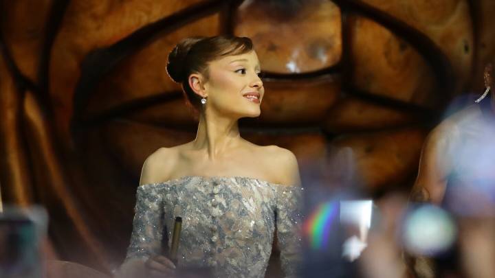 Ariana Grande detiene a la prensa en la alfombra roja de Wicked: “Paren, por favor”