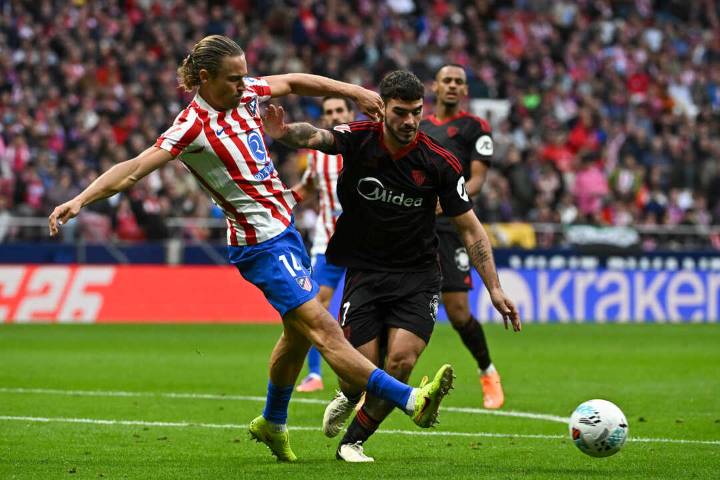 El Sevilla cae rendido ante un Atlético que se mantiene fuerte