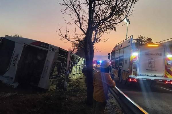 Deja 7 muertos volcadura de autobús en Morelia