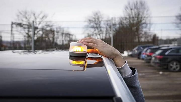 Quedan dos meses para que estemos obligados a llevar esta baliza (homologada) en el coche