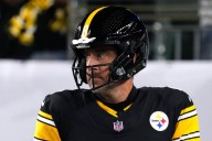 Steelers' Aaron Rodgers Suffered Concerning Hand Injury in Pregame Warmups