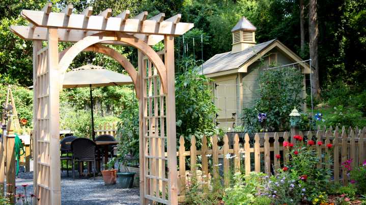 15 Ways To Decorate Your Garden Arch For An Elegant Ambience
